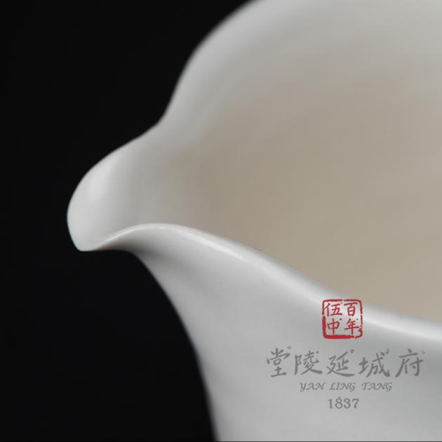 甜白釉公道杯 3