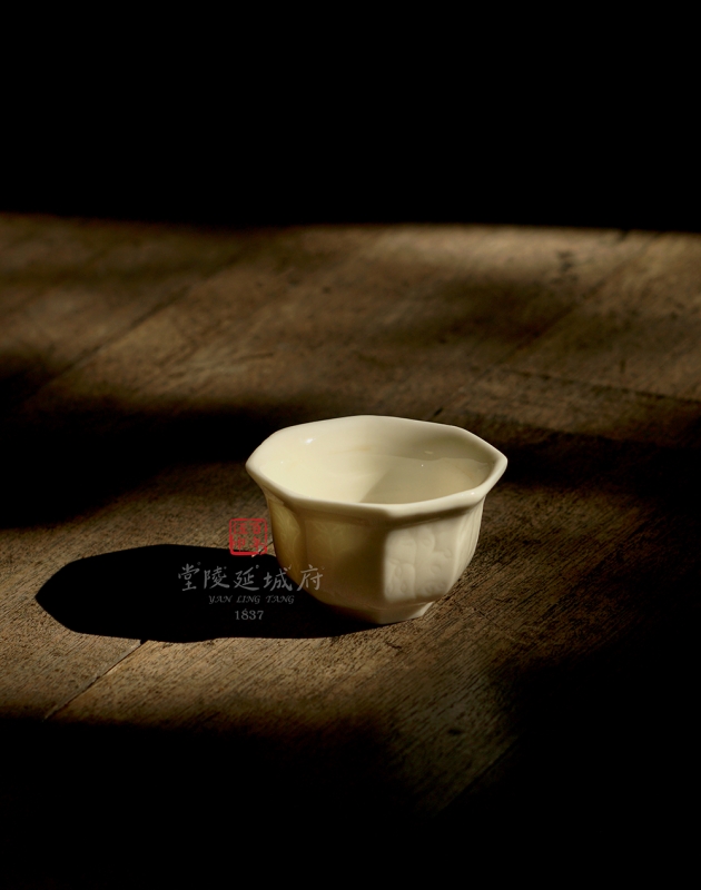 德化外銷花蓖划紋八角杯 1