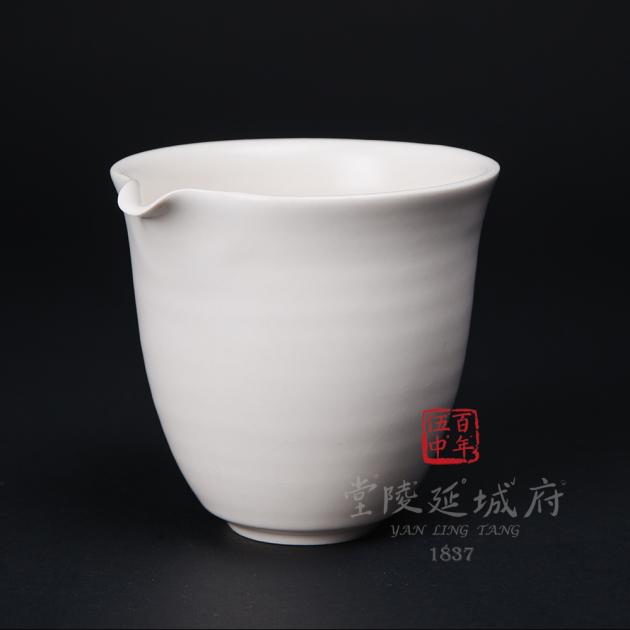 甜白釉公道杯 2