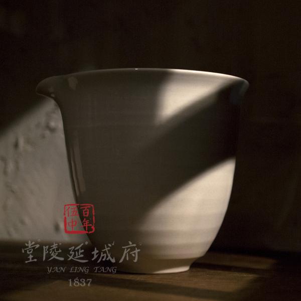 亮釉白瓷公道杯